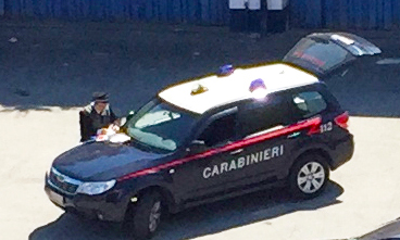 Spacca bottiglie e fa pipì per strada verso i carabinieri. Denunciato