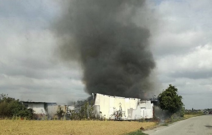 Baracca in fiamme: pericolo per bombola di acetilene