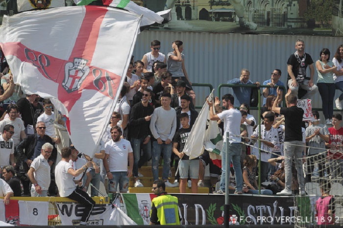 Calcio: La Pro Vercelli batte il Trino 2-1 ricordando Gian Mario Demaria