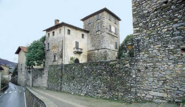 Mostra "Sta in piedi perchè si muove" al castello di Massino Visconti