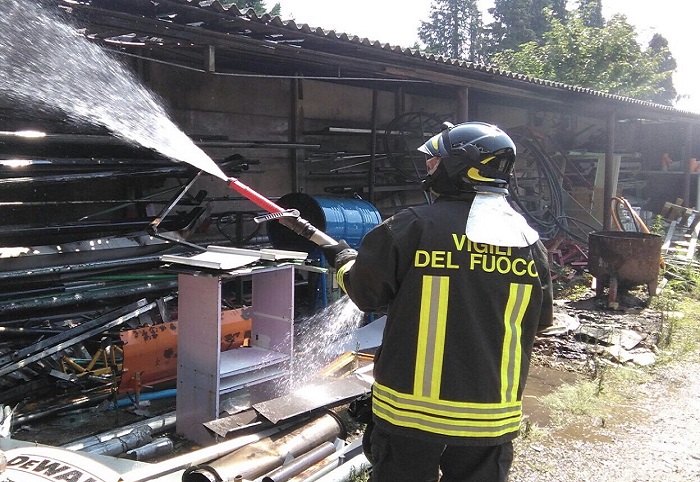 Nebbiuno: incendio  all’interno di un deposito Fiamme domate, nessun ferito 
