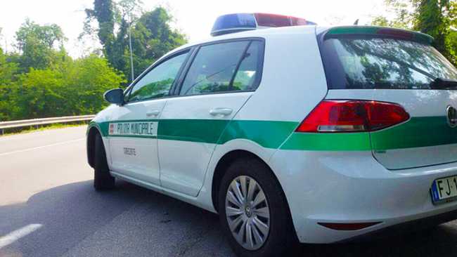 Non si fermano all'alt, inseguiti: il conducente trovato senza patente e assicurazione