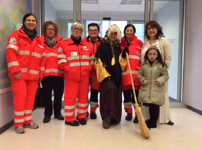 La Befana e i volontari del soccorso Cusio Sud Ovest in visita ai bambini ricoverati