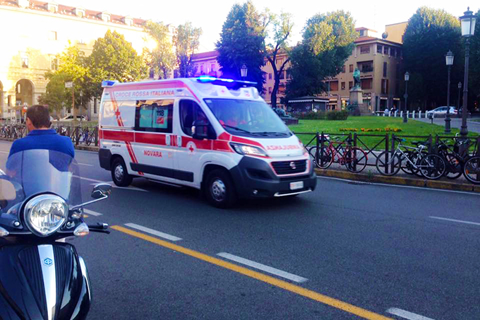 Cade dal primo piano di casa: grave un trentenne