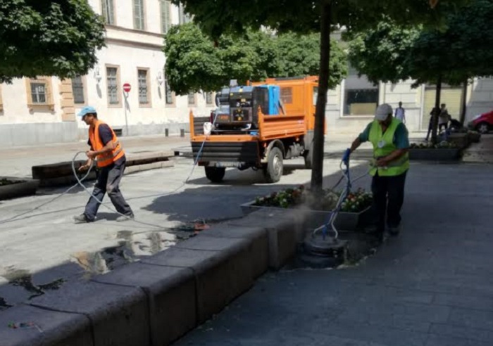 Novara: cantieristi ripuliscono piazza Matteotti