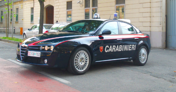 Entra in casa della vicina dalla finestra e l'aggredisce. Arrivano i carabinieri e l'arrestano
