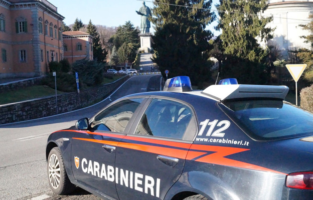 Estorce denaro a padre e fratello per la droga: arrestato