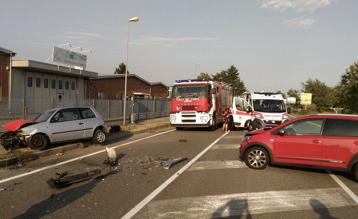 San Pietro Mosezzo, incidente stradale sulla provinciale. Tre feriti