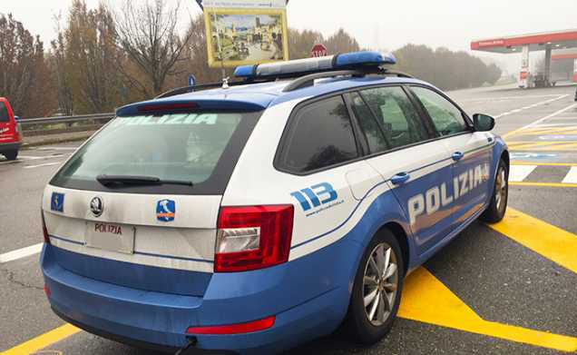 Rubano un'auto, trovati all'Autogrill: tre fermati per ricettazione e guida senza patente