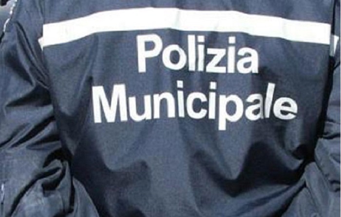 Camion si ribalta a Pagliate: illeso il conducente