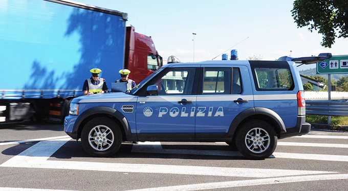 Fermo del mezzo e multa da 4.000 euro per camion straniero privo di licenza internazionale