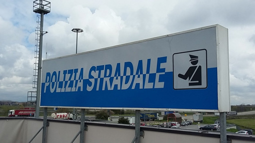 A4, mezzo di soccorso stradale trasporta auto rubata: conducente fermato per riciclaggio