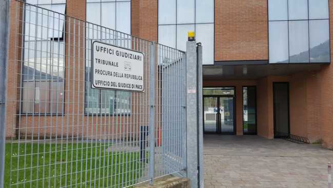 Non tagliò il verde infestante, a processo il proprietario dell'ex fabbrica dismessa