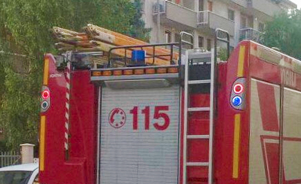 Ramo di un albero si spezza sui cavi elettrici e del telefono: intervengono i vigili del fuoco