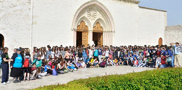 Gli alunni dell'istituto Antonio Rosmini in marcia da Perugia ad Assisi. Fotogallery