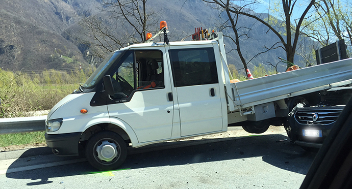 Incidente sulla Superstrada: auto si infila sotto un camioncino Anas