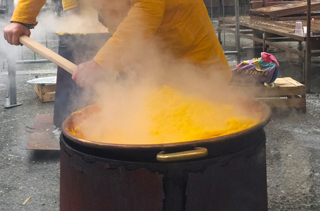 Tutti in piazza a Villa per polenta e salamini, castagne e vin brulè 