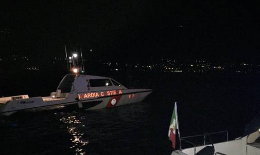 Torna dai fuochi d’artificio col motoscafo, centra una barca alla rada e affonda