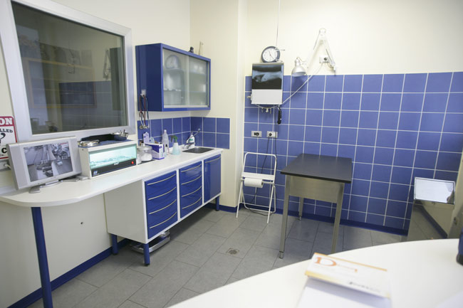 Farmaci scaduti e vietati: chiuso studio veterinario