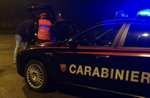 Aggrediscono quattro giovani, ma sono poliziotti: tre verbanesi in manette