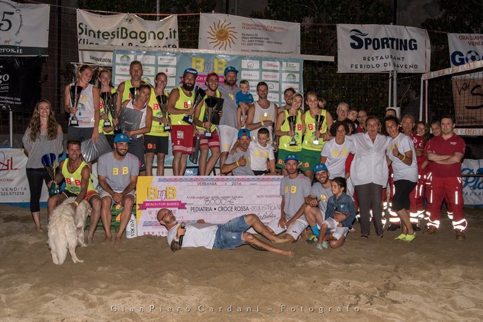 Dal beach volley benefico in piazza 8.000 euro in dono a Cri e Pediatria (foto)
