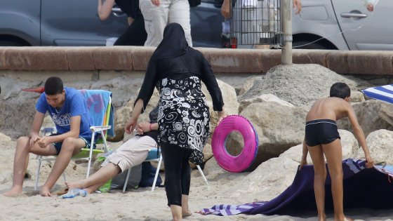 La polemica sul divieto al “burkini” arriva anche sul Verbano