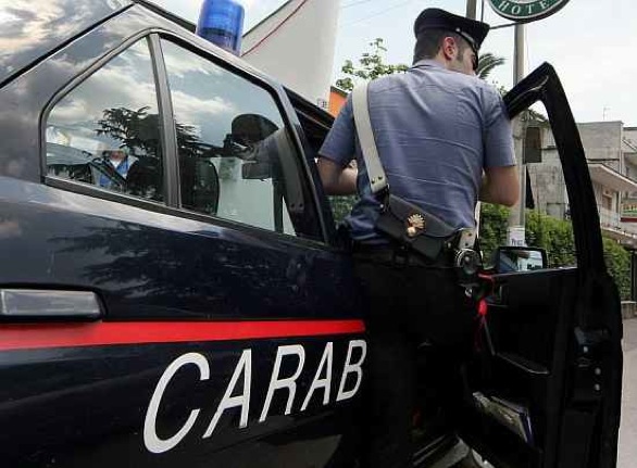 Ubriachi danneggiano il locale del kebabbaro chiedendo i soldi per l’Isis