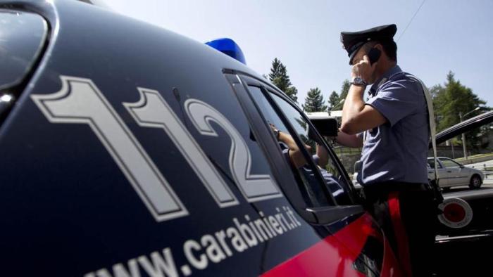 Lascia il phon acceso: mansarda a fuoco. Mamma e figlia salvate dai carabinieri