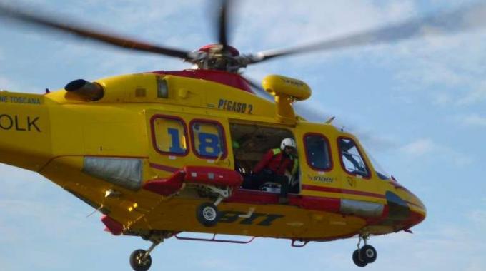 Moto contro auto sulla statale, muore una donna