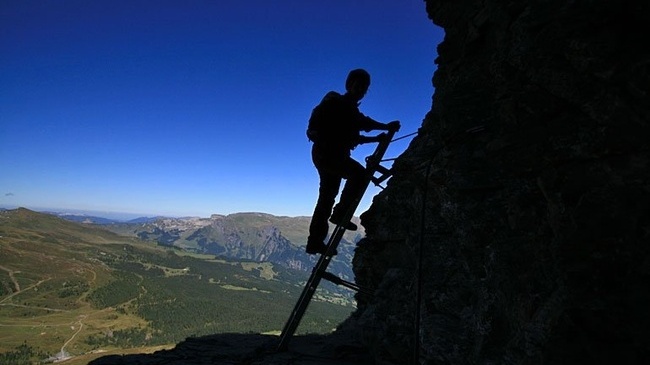 Attardati di notte sulla ferrata per scattare foto: il Soccorso alpino redarguisce due alpinisti 
