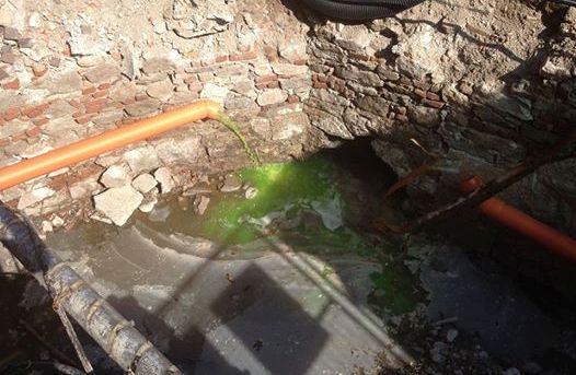 Condominio di 20 appartamenti con fogna abusiva: scaricava nel lago