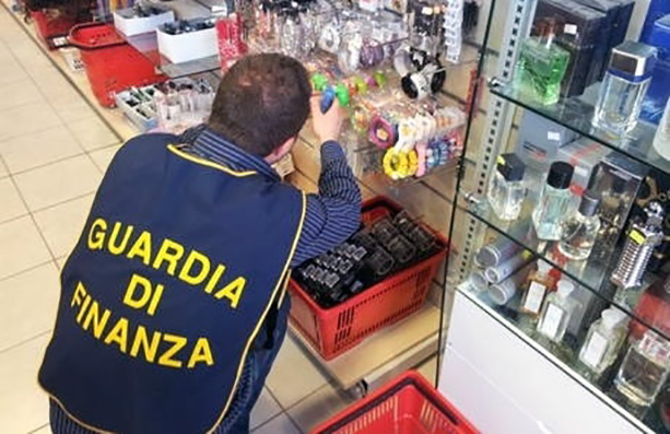 Merce non sicura in un negozio cinese: sequestrati 17.000 prodotti  