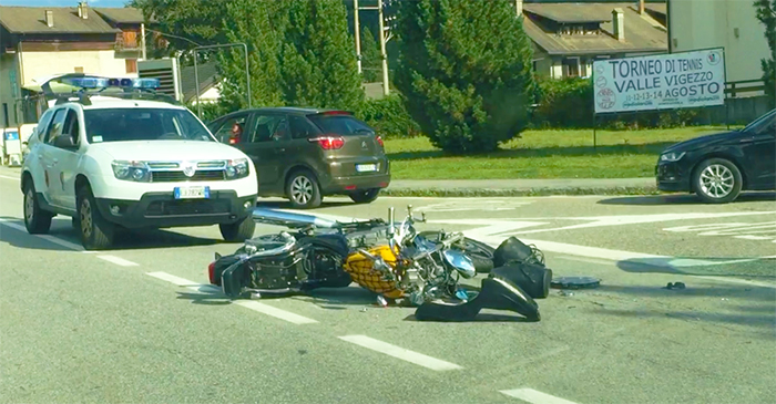 Incidente in Vigezzo: moto contro auto, centauro in ospedale. Video e foto