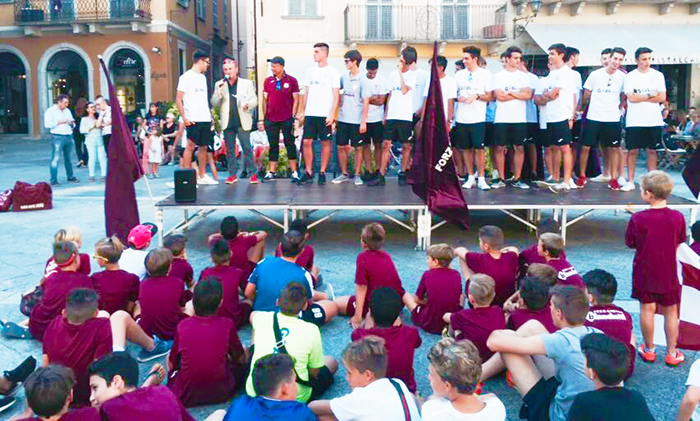 La grande festa della Juve Domo nel salotto della città: “Obiettivo dichiarato la vittoria in campionato”. Videointerviste e foto
