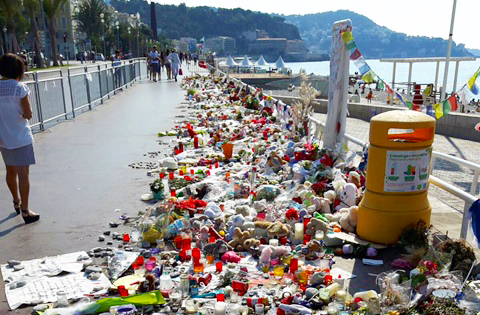 Nizza: ad un mese dall'attentato migliaia di fiori sulla Promenade . Dal Vco tanti in vacanza. Video