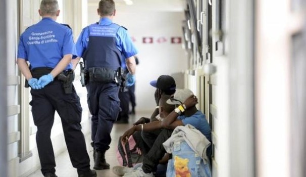 Profughi, la Svizzera sceglie la linea dura: respingimenti immediati