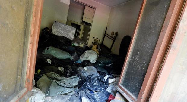 Ex notaio originaria di Stresa muore in casa in mezzo a una montagna di rifiuti