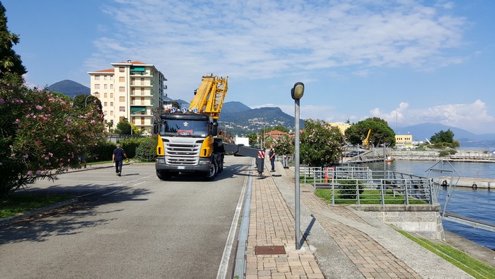 Addio al porto affondato, i pontili donati ai Comuni e alla protezione civile (foto)