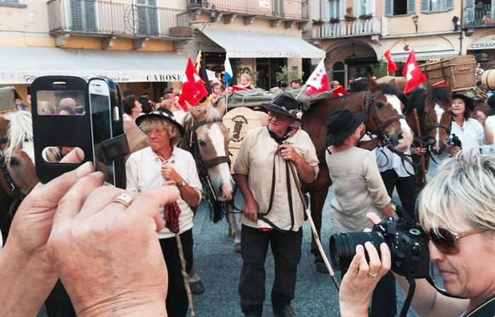 Sbrinz Route: gran finale con l'accoglienza dei someggiatori in piazza Mercato. Video e foto