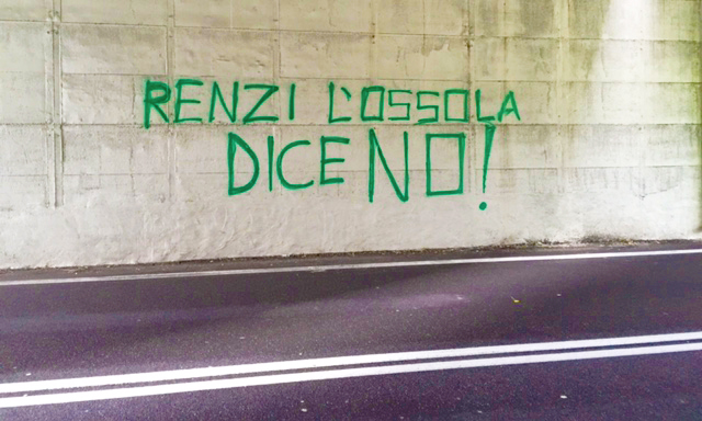 Scritte contro il referendum lungo il percorso per la Lucciola dove stasera arriva il ministro Boschi
