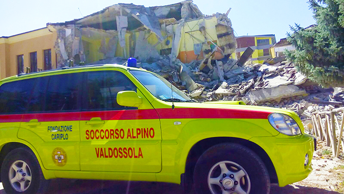 I volontari del Soccorso Alpino Valdossola costretti ad interrompere il lavoro per una forte scossa d'assestamento. Fotogallery