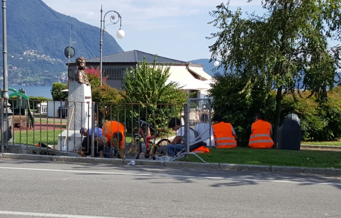 I baby-vandali del Maggiore ripuliscono il lungolago