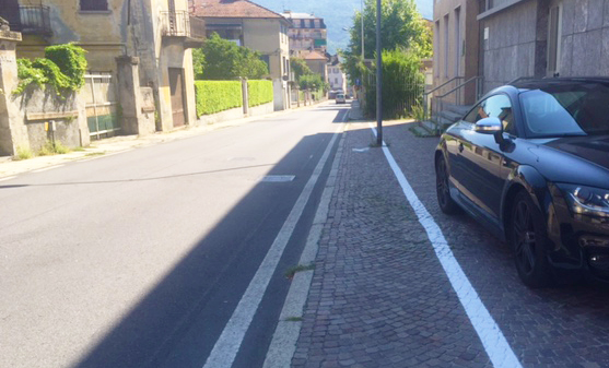 Nuovo marciapiede nella strettoia di via Scapaccino
