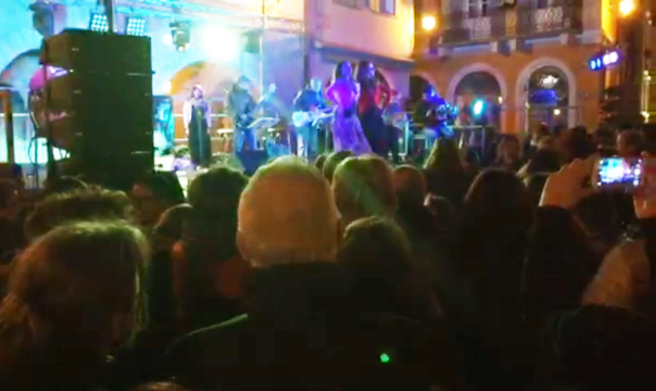 La musica calabrese regina in piazza Mercato, canti e danze con i Kardhja. Video