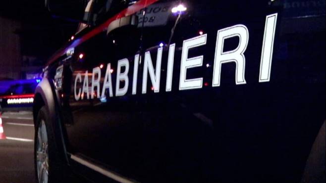 Ubriaco si schianta contro un muro e rompe un tubo del gas