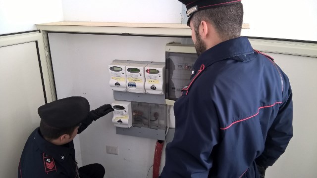 Arona, giostraio manomette il contatore Enel e ruba energia
