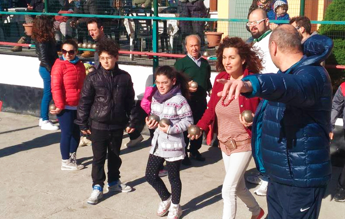 Il Movimento 5 Stelle raccoglie le firme per la lista, e finanzia le squadre giovanili delle bocce