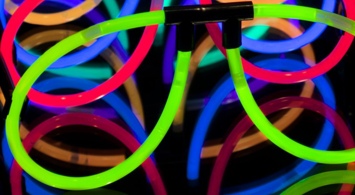 A Intra by night il red fluo party