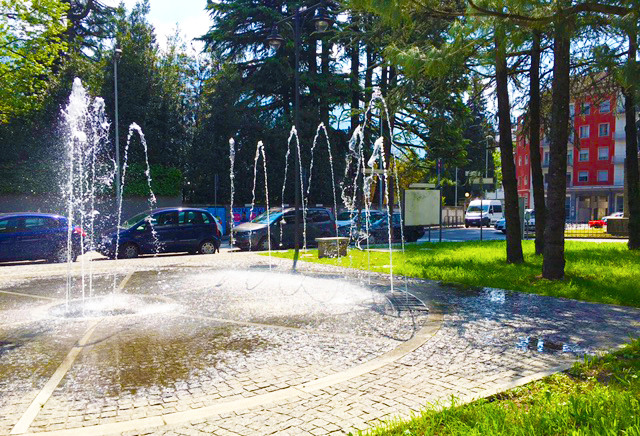 Zampilli dal pavimento nella nuova fontana di Domo. Fotogallery