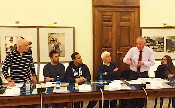 Discussione in consiglio per le bancarelle del mercato che “debordano” in strada. Video